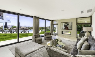 Nouvelle villa moderne avec vue panoramique sur la mer et le golf à vendre, prête à emménager à Benahavis - Marbella 13634 