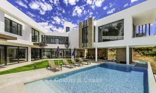 Nouvelle villa moderne avec vue panoramique sur la mer et le golf à vendre, prête à emménager à Benahavis - Marbella 13638 