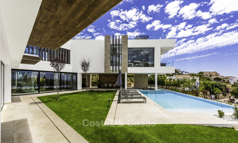 Nouvelle villa moderne avec vue panoramique sur la mer et le golf à vendre, prête à emménager à Benahavis - Marbella 13639