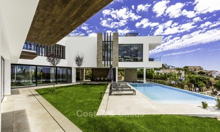 Nouvelle villa moderne avec vue panoramique sur la mer et le golf à vendre, prête à emménager à Benahavis - Marbella 13639 