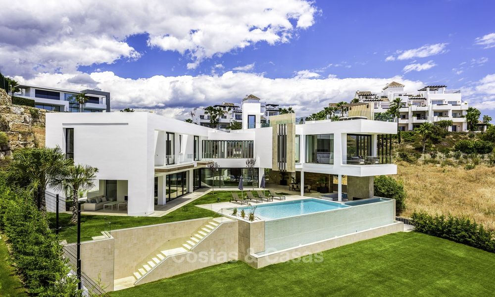 Nouvelle villa moderne avec vue panoramique sur la mer et le golf à vendre, prête à emménager à Benahavis - Marbella 13640