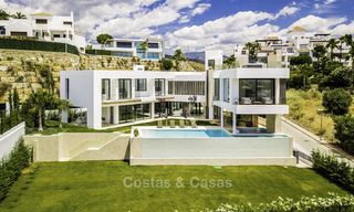Nouvelle villa moderne avec vue panoramique sur la mer et le golf à vendre, prête à emménager à Benahavis - Marbella 13649 