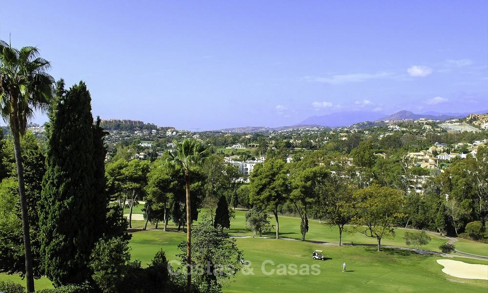 Beau terrain avec permis de construire accordé à vendre, directement sur un golf prestigieux à Nueva Andalucia, Marbella 13830