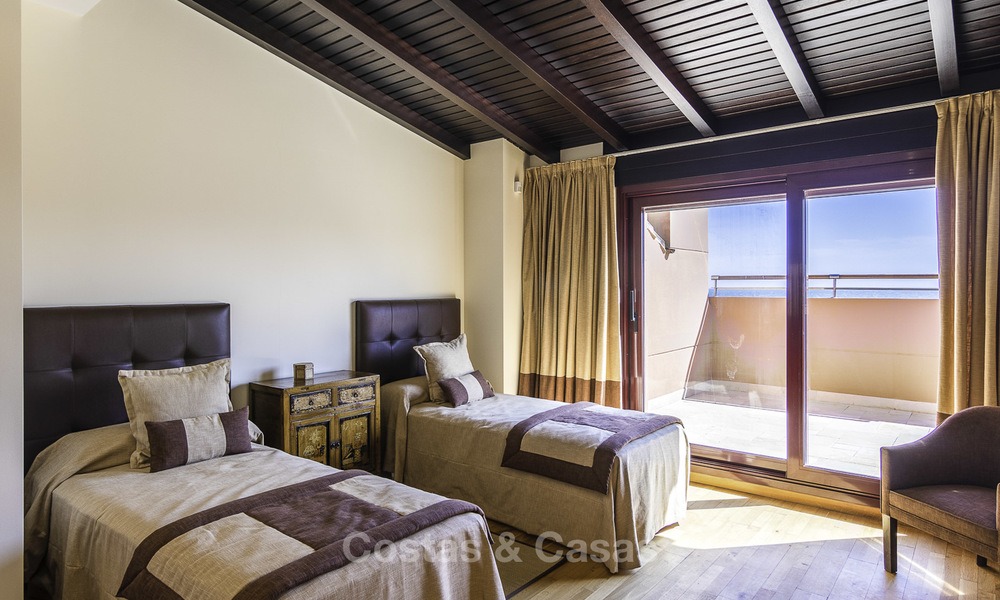 Exceptionnel duplex de luxe en front de mer à vendre dans un complexe prestigieux, Puerto Banus, Marbella 13881
