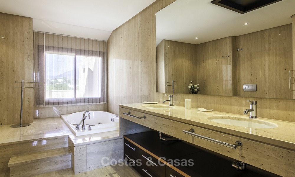 Exceptionnel duplex de luxe en front de mer à vendre dans un complexe prestigieux, Puerto Banus, Marbella 13882