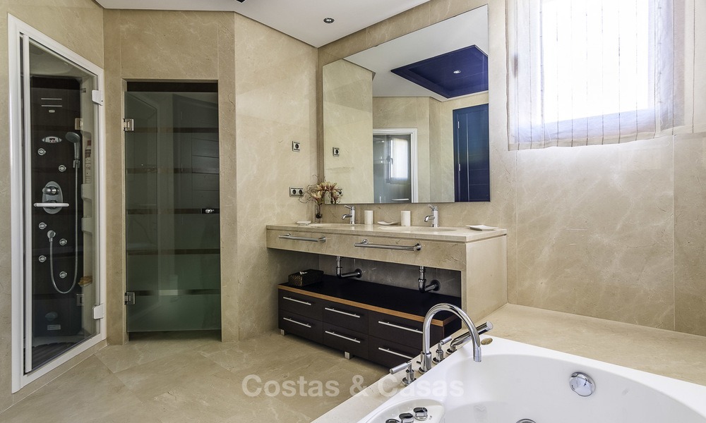 Exceptionnel duplex de luxe en front de mer à vendre dans un complexe prestigieux, Puerto Banus, Marbella 13887