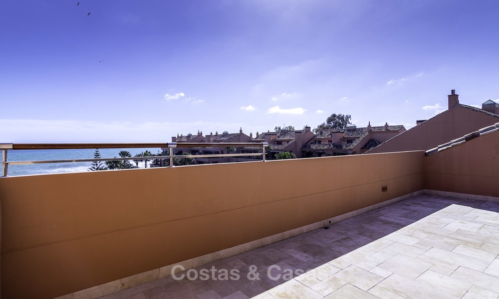 Exceptionnel duplex de luxe en front de mer à vendre dans un complexe prestigieux, Puerto Banus, Marbella 13890