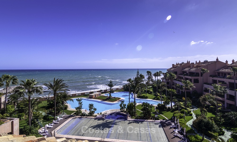 Exceptionnel duplex de luxe en front de mer à vendre dans un complexe prestigieux, Puerto Banus, Marbella 13891