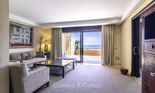 Exceptionnel duplex de luxe en front de mer à vendre dans un complexe prestigieux, Puerto Banus, Marbella 13901 