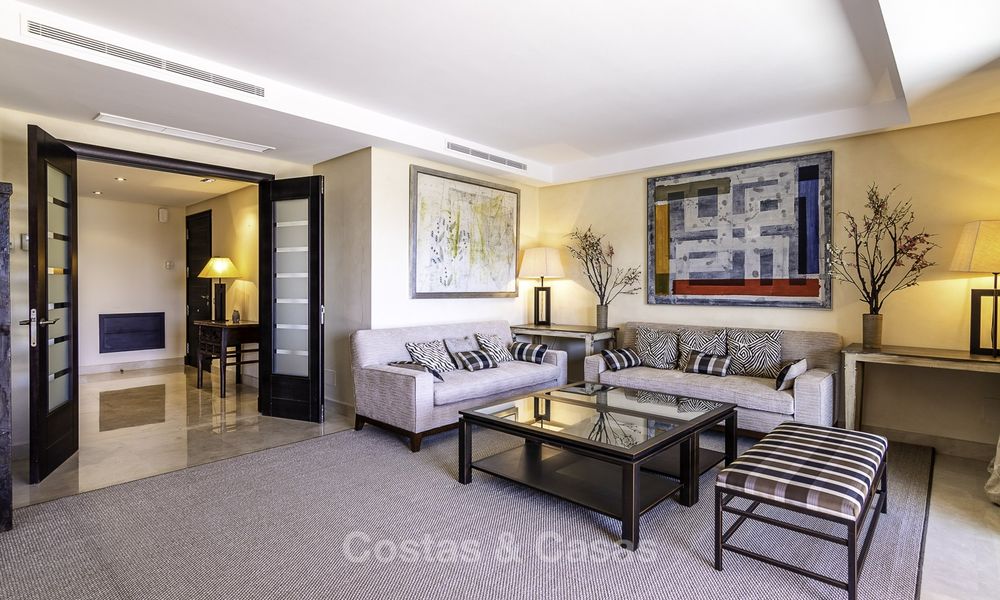 Exceptionnel duplex de luxe en front de mer à vendre dans un complexe prestigieux, Puerto Banus, Marbella 13902