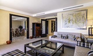 Exceptionnel duplex de luxe en front de mer à vendre dans un complexe prestigieux, Puerto Banus, Marbella 13903 