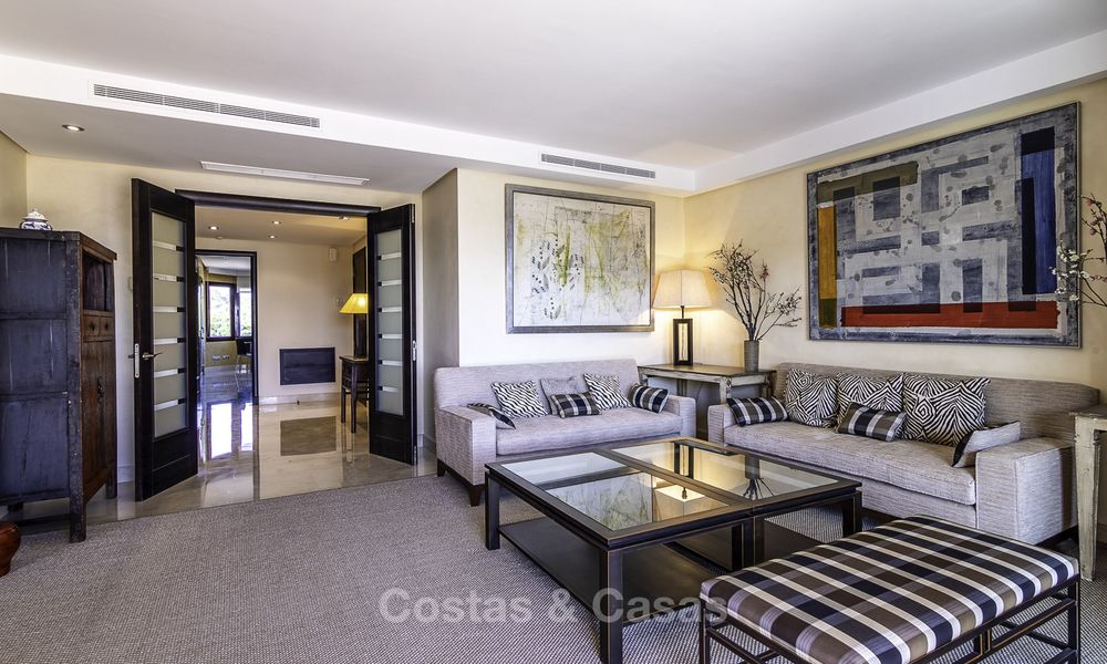 Exceptionnel duplex de luxe en front de mer à vendre dans un complexe prestigieux, Puerto Banus, Marbella 13904