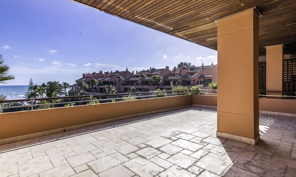 Exceptionnel duplex de luxe en front de mer à vendre dans un complexe prestigieux, Puerto Banus, Marbella 13906