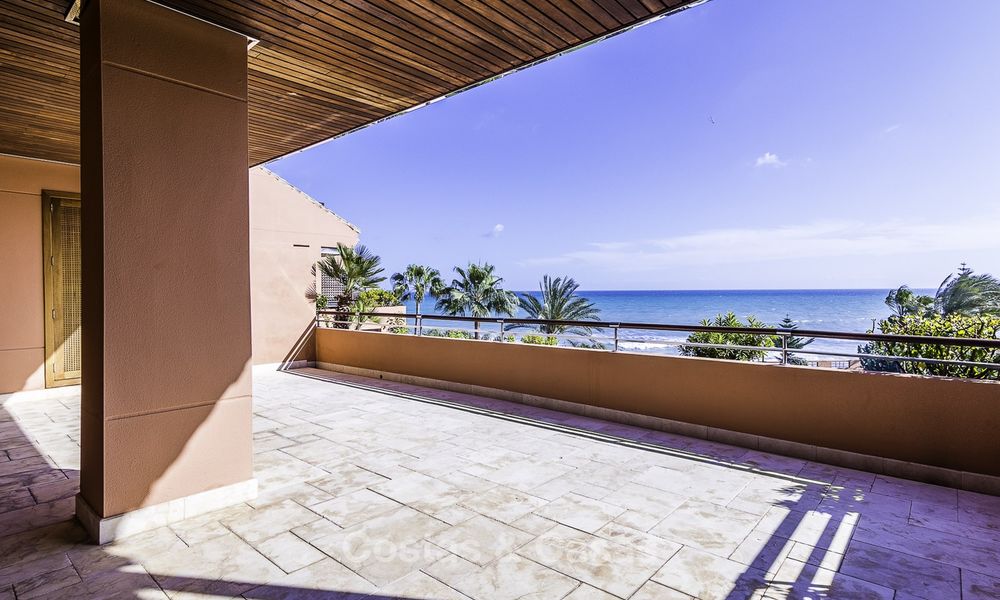 Exceptionnel duplex de luxe en front de mer à vendre dans un complexe prestigieux, Puerto Banus, Marbella 13907