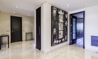 Exceptionnel duplex de luxe en front de mer à vendre dans un complexe prestigieux, Puerto Banus, Marbella 13910 