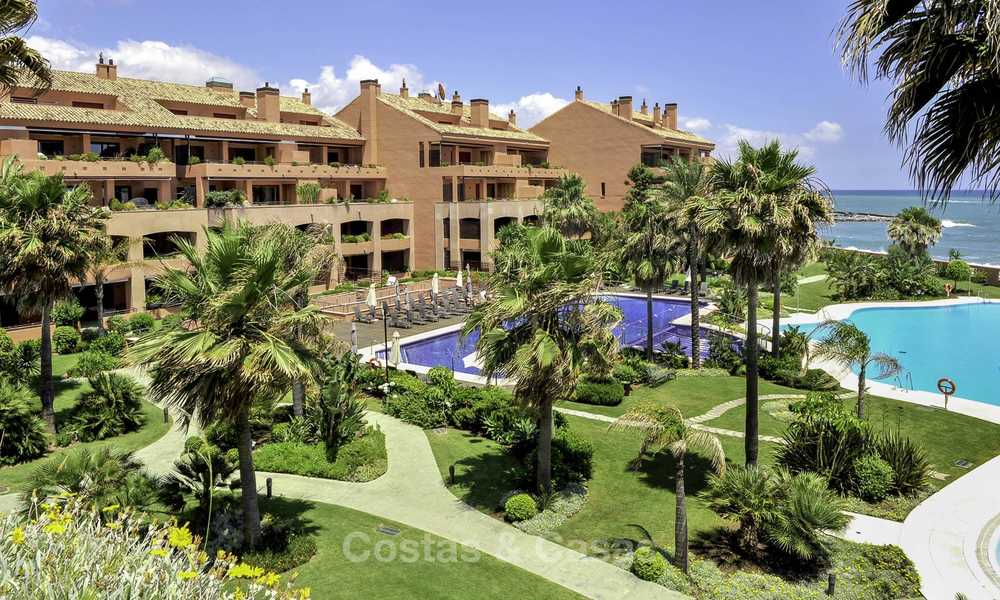 Exceptionnel duplex de luxe en front de mer à vendre dans un complexe prestigieux, Puerto Banus, Marbella 13928