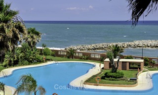 Exceptionnel duplex de luxe en front de mer à vendre dans un complexe prestigieux, Puerto Banus, Marbella 13929 