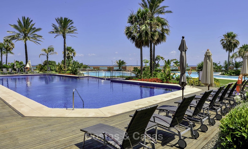 Exceptionnel duplex de luxe en front de mer à vendre dans un complexe prestigieux, Puerto Banus, Marbella 13932