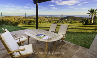 A vendre : villa classique avec vue panoramique sur la mer dans un golf de classe mondiale à Benahavis, Marbella 14165 