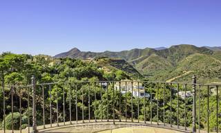 Superbe villa de luxe de style rustique rénovée à vendre dans le domaine exclusif de La Zagaleta, Benahavis, Marbella. 23257 