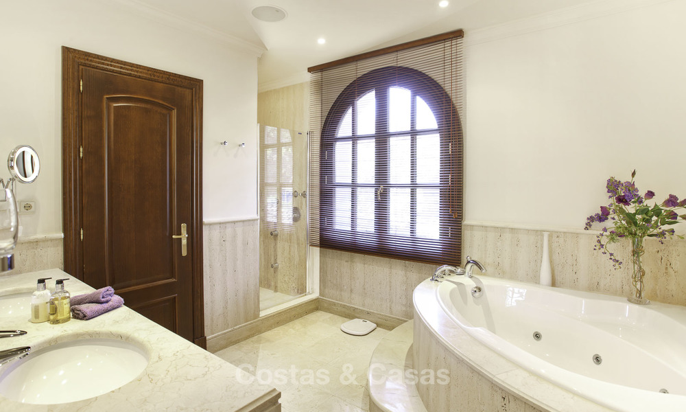 Superbe villa de luxe de style rustique rénovée à vendre dans le domaine exclusif de La Zagaleta, Benahavis, Marbella. 23260