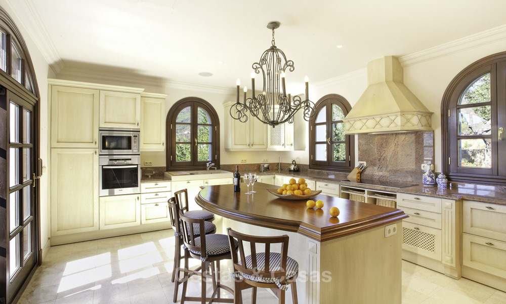 Superbe villa de luxe de style rustique rénovée à vendre dans le domaine exclusif de La Zagaleta, Benahavis, Marbella. 23267