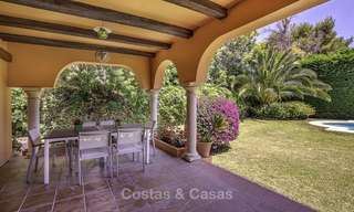 Charmante villa de style méditerranéen à vendre, à quelques pas de la plage, dans une urbanisation prestigieuse, entre Estepona et Marbella. 14439 