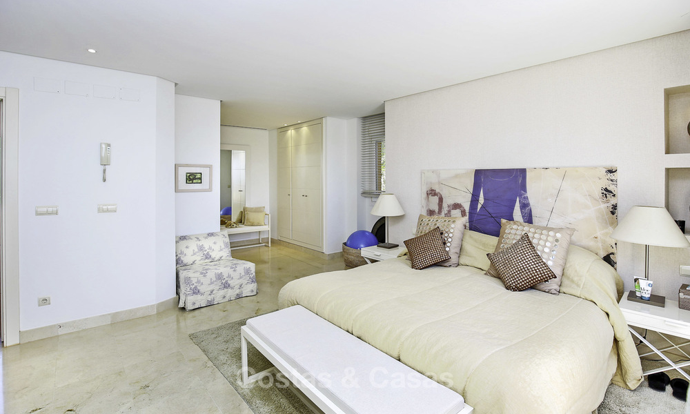 Penthouse en duplex spacieux avec vue imprenable sur la mer à vendre dans un complexe de luxe dans la vallée du Golf de Nueva Andalucia, Marbella 17450