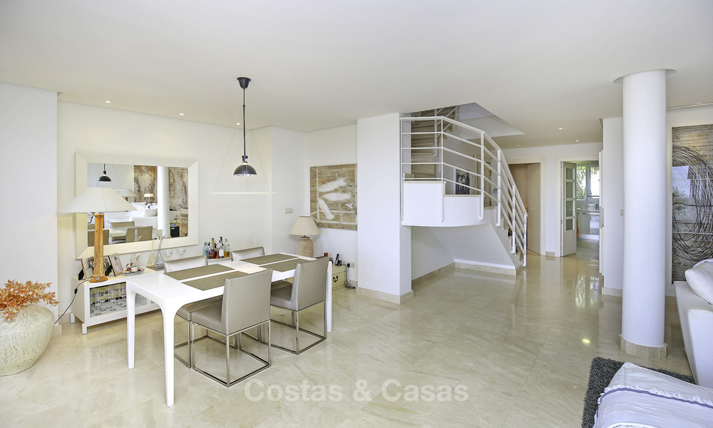 Penthouse en duplex spacieux avec vue imprenable sur la mer à vendre dans un complexe de luxe dans la vallée du Golf de Nueva Andalucia, Marbella 17466