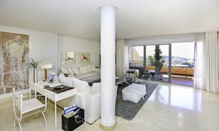 Penthouse en duplex spacieux avec vue imprenable sur la mer à vendre dans un complexe de luxe dans la vallée du Golf de Nueva Andalucia, Marbella 17475 