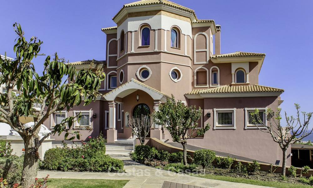 Majestueuse villa de luxe andalouse à vendre sur un grand terrain dans un complexe de golf exclusif, avec vue imprenable sur la mer - Benahavis, Marbella 15028