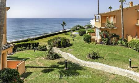 Maison de ville spacieuse et entièrement rénovée en front de mer à vendre, à quelques pas de la plage, West-Estepona 15162