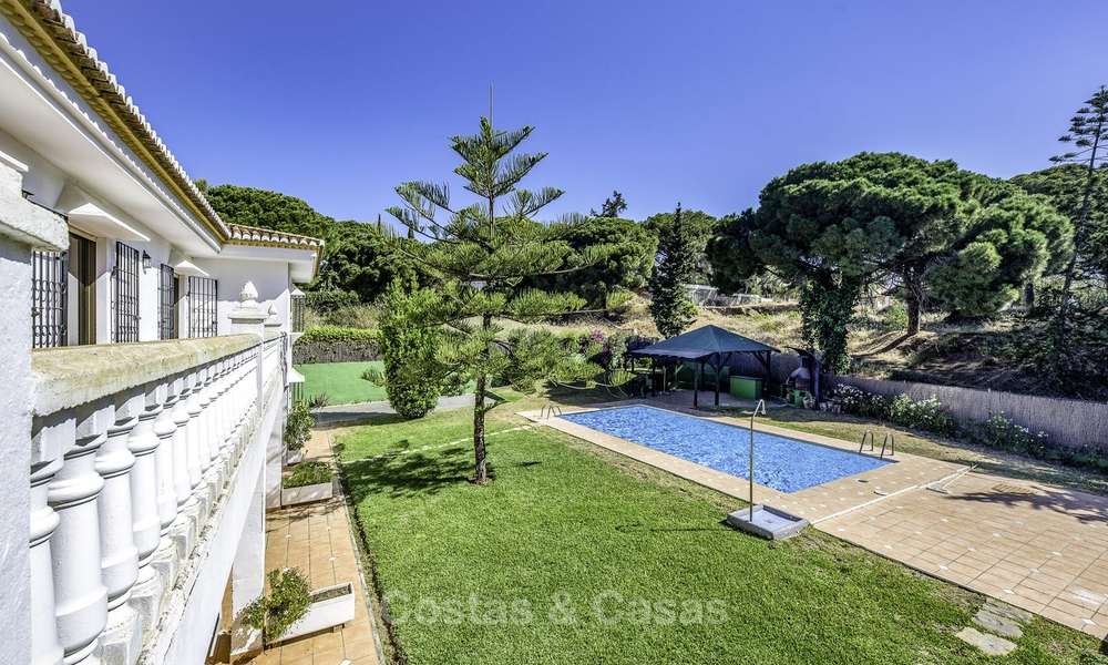 A vendre, spacieuse villa classique avec un excellent potentiel, situé dans un quartier calme à Marbella Est 15186