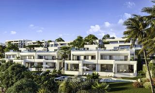 Nouvelles maisons de ville contemporaines de luxe sur un golf à vendre, vue imprenable sur la mer et le golf, East Marbella 16739 