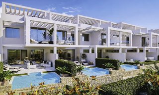 Maisons de ville neuves et modernes avec vue mer à vendre à un prix avantageux à Manilva, Costa del Sol 16080 