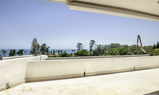 Penthouse avec piscine privée et vue panoramique sur la mer, le golf et les montagnes dans un complexe en front de mer à Guadalmina Baja, Marbella 16024 