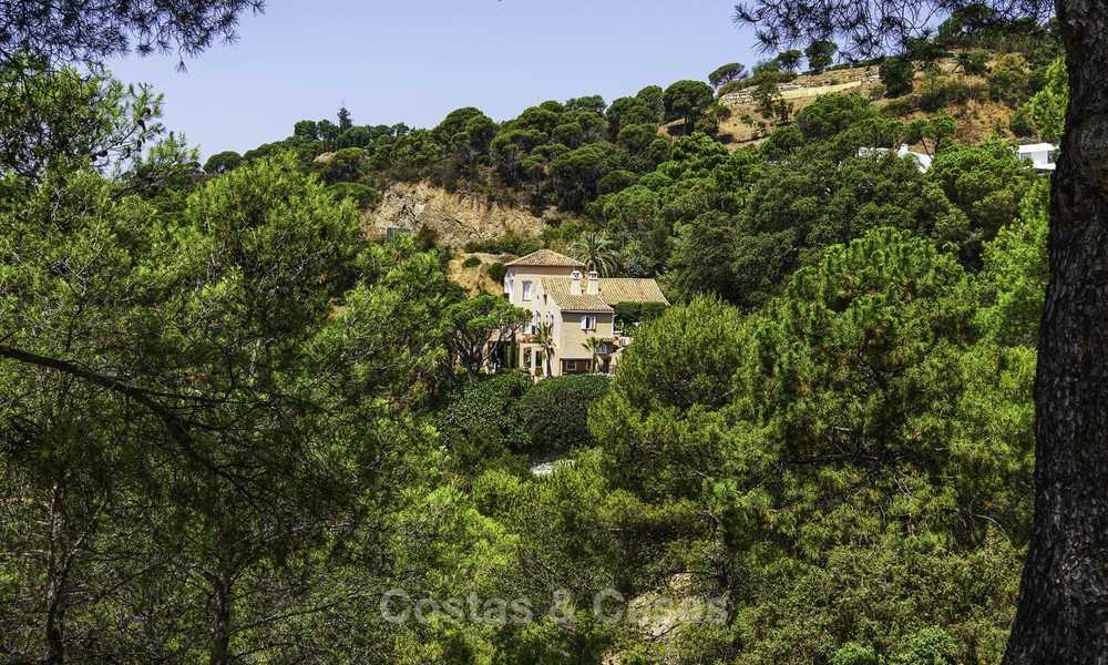 Charmante villa rustique avec maison d'hôtes et vue mer à vendre à El Madroñal, Marbella 16077
