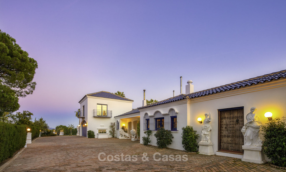 Impressionnante villa traditionnelle andalouse avec vue imprenable sur la mer à vendre à El Madroñal, Marbella 16000