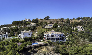Charmante villa de luxe rustique avec touche moderne à vendre, avec des vues fantastiques, situé dans un magnifique domaine à Benahavis, Marbella 16090 