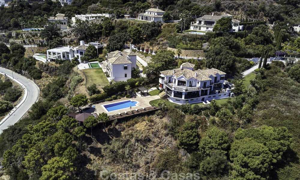 Charmante villa de luxe rustique avec touche moderne à vendre, avec des vues fantastiques, situé dans un magnifique domaine à Benahavis, Marbella 16093