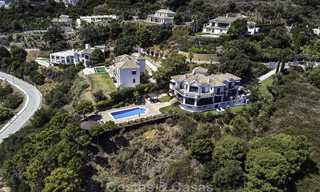 Charmante villa de luxe rustique avec touche moderne à vendre, avec des vues fantastiques, situé dans un magnifique domaine à Benahavis, Marbella 16093 