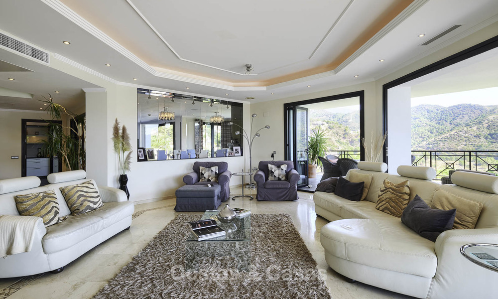 Charmante villa de luxe rustique avec touche moderne à vendre, avec des vues fantastiques, situé dans un magnifique domaine à Benahavis, Marbella 16098