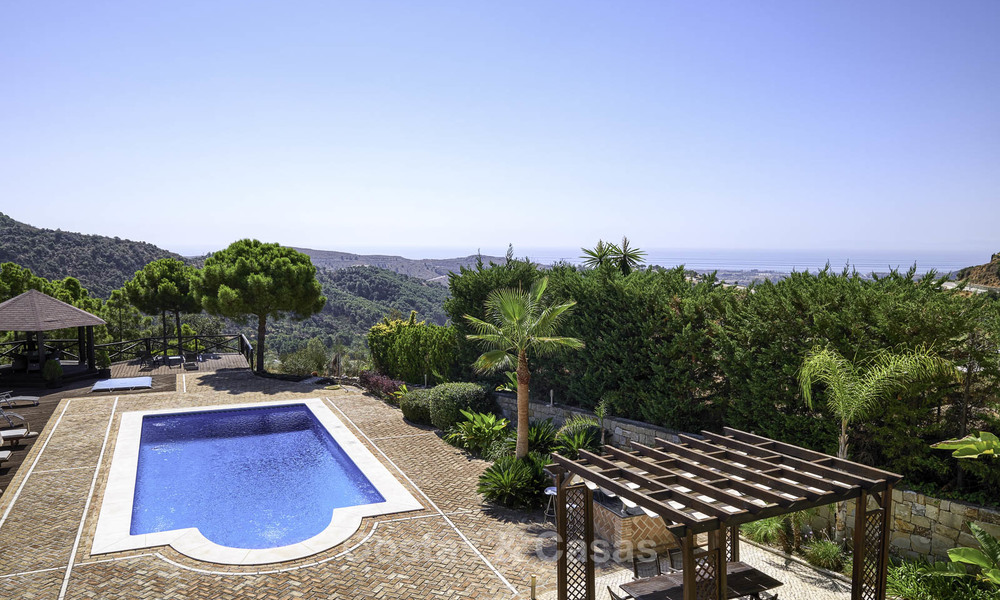 Charmante villa de luxe rustique avec touche moderne à vendre, avec des vues fantastiques, situé dans un magnifique domaine à Benahavis, Marbella 16120