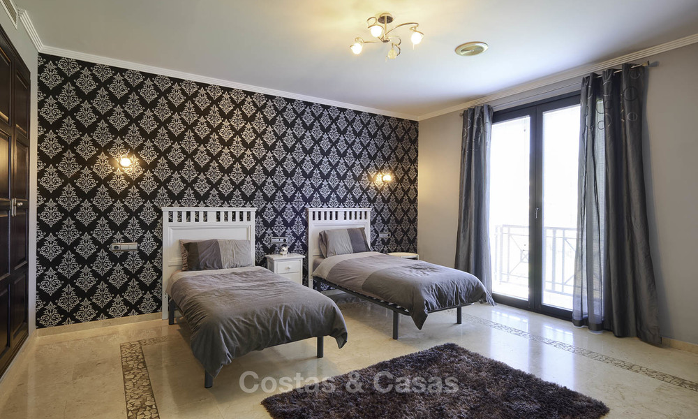 Charmante villa de luxe rustique avec touche moderne à vendre, avec des vues fantastiques, situé dans un magnifique domaine à Benahavis, Marbella 16123