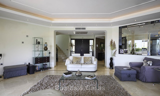 Charmante villa de luxe rustique avec touche moderne à vendre, avec des vues fantastiques, situé dans un magnifique domaine à Benahavis, Marbella 16128 