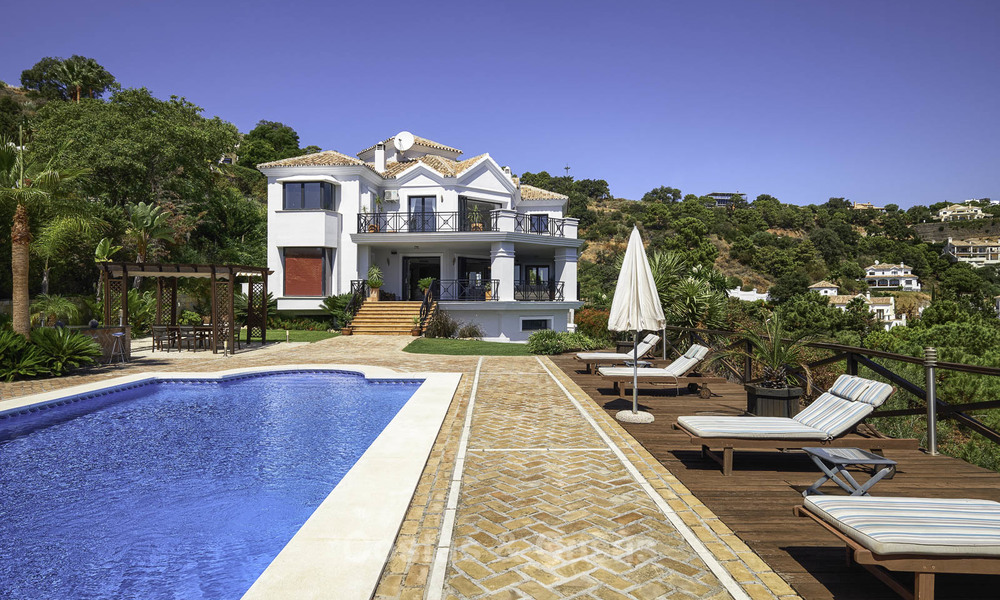 Charmante villa de luxe rustique avec touche moderne à vendre, avec des vues fantastiques, situé dans un magnifique domaine à Benahavis, Marbella 16130