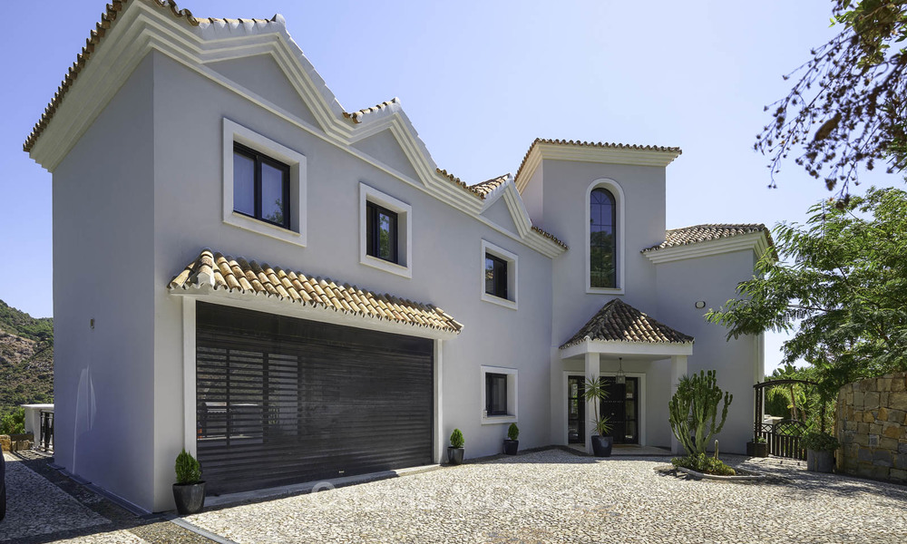 Charmante villa de luxe rustique avec touche moderne à vendre, avec des vues fantastiques, situé dans un magnifique domaine à Benahavis, Marbella 16136