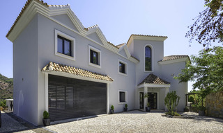 Charmante villa de luxe rustique avec touche moderne à vendre, avec des vues fantastiques, situé dans un magnifique domaine à Benahavis, Marbella 16136 