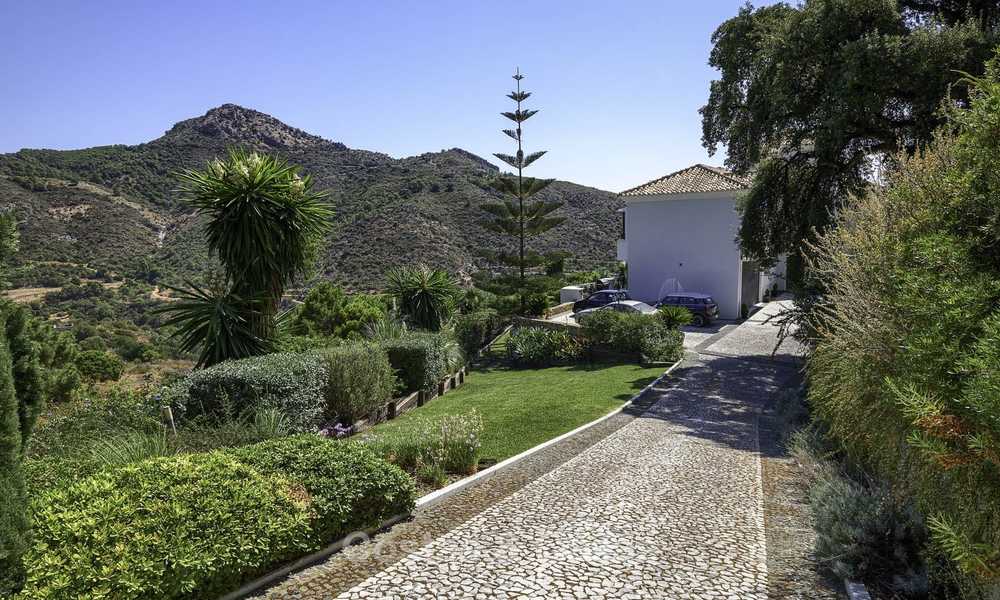 Charmante villa de luxe rustique avec touche moderne à vendre, avec des vues fantastiques, situé dans un magnifique domaine à Benahavis, Marbella 16137
