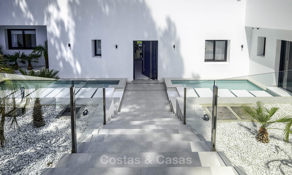 Villa impressionnante et luxueuse de design contemporain à vendre, prête à emménager, Nueva Andalucia, Marbella. Prix réduit. 16152